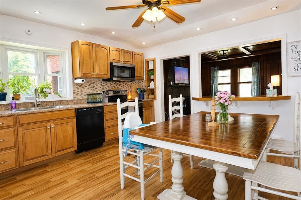 114 Witheridge St, Agawam MA 01030 photo 3