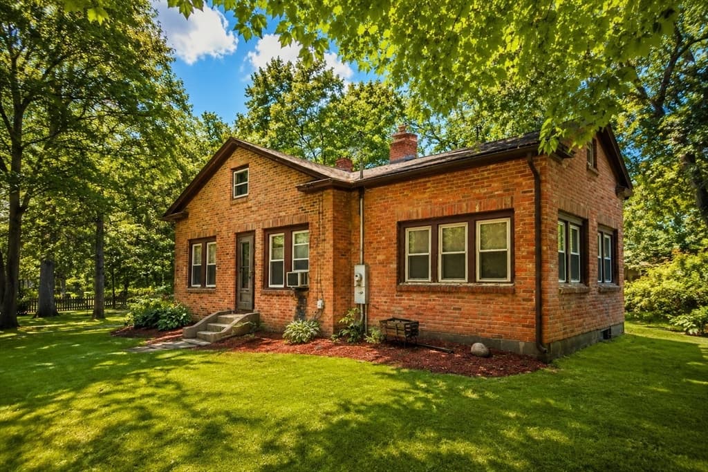 114 Witheridge St, Agawam MA 01030