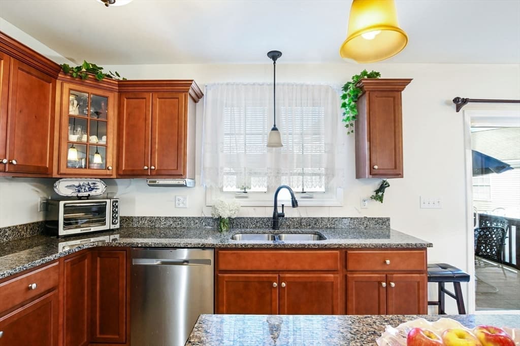 92 Tarkiln Pl, New Bedford MA 02745 photo 12