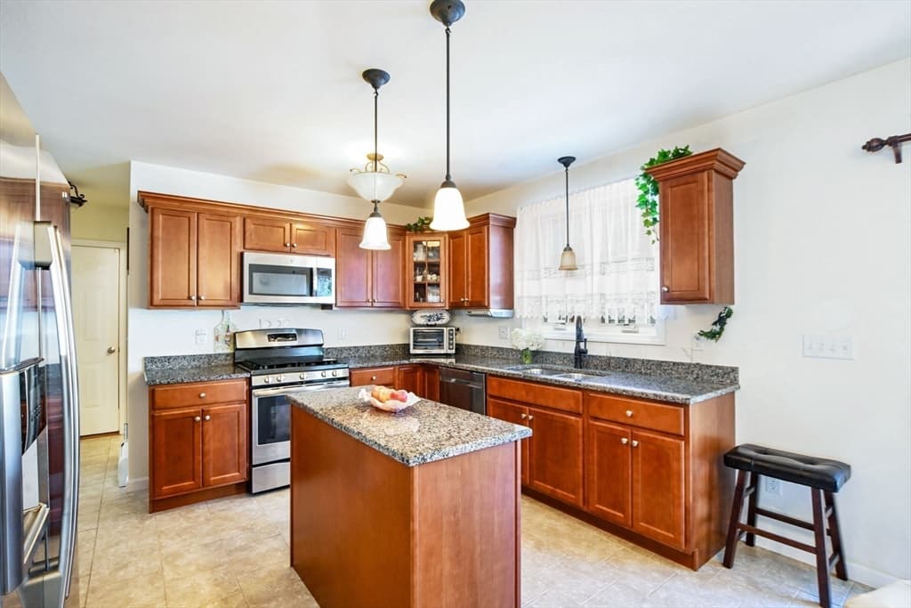 92 Tarkiln Pl, New Bedford MA 02745 photo 11