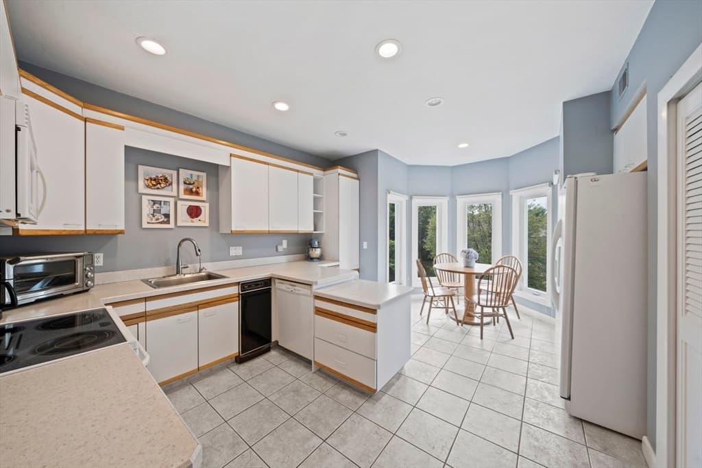 Condominium at 72 Kim Ter # C, Stoughton MA 02072, Stoughton, photo 3 of 40