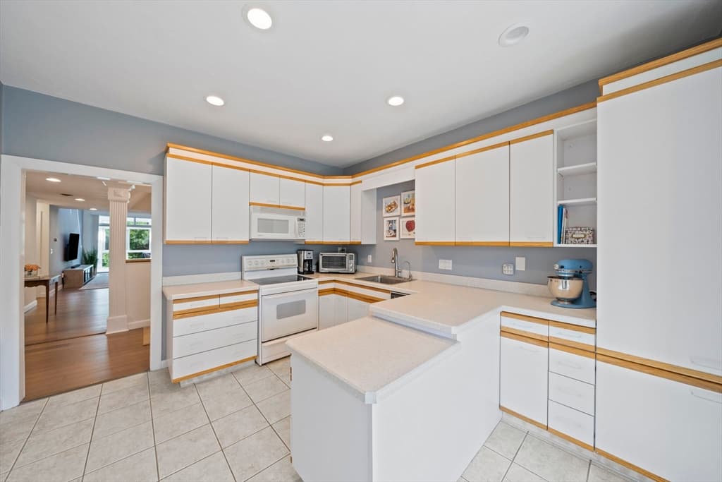 Condominium at 72 Kim Ter # C, Stoughton MA 02072, Stoughton, photo 4 of 40