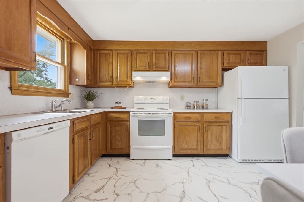 Single Family Residence at 55 Peach Orchard Rd, Burlington MA 01803, Burlington, photo 11 of 41