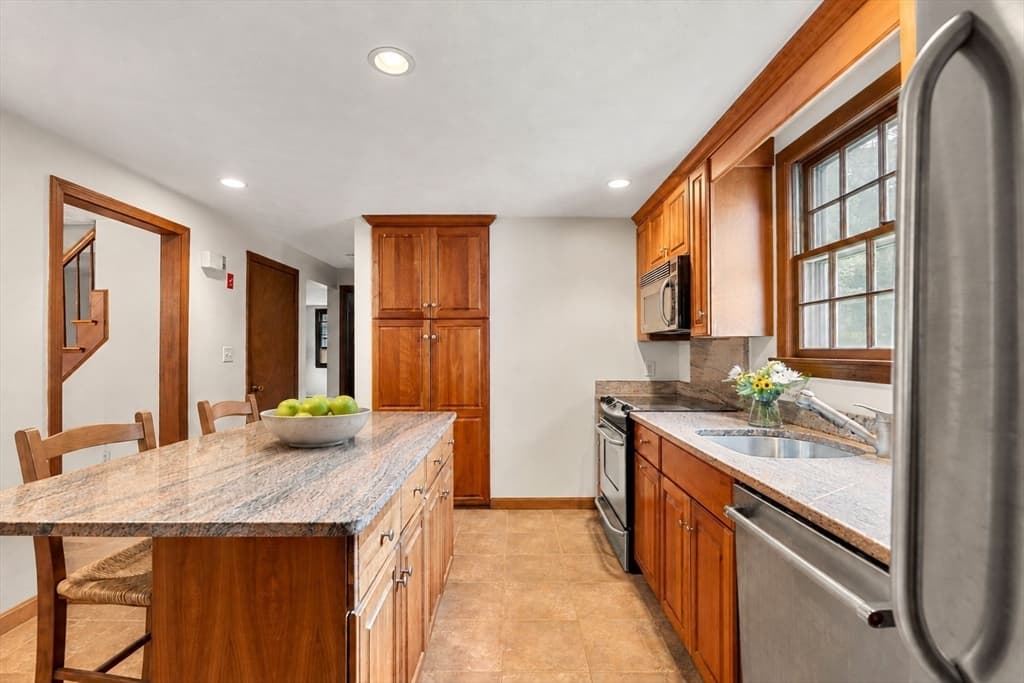 Single Family Residence at 4 Heard Drive, Ipswich MA 01938, Ipswich, photo 5 of 34