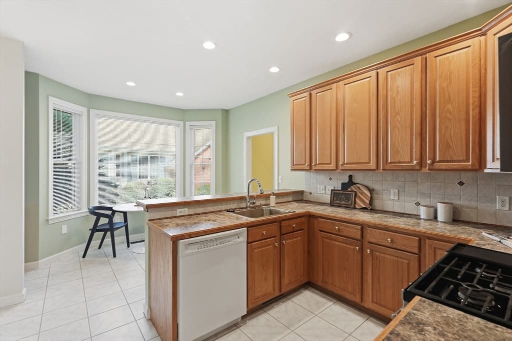 Condominium at 15 Braeburn Ln # 15, Ashland MA 01721, Ashland, photo 7 of 42