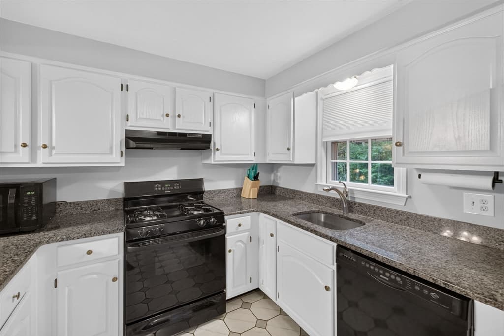 Condominium at 13 Old Meetinghouse Grn # 13, Norton MA 02766, Norton, photo 4 of 35