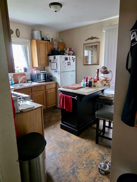 3 Family at 158 Thompson St, New Bedford MA 02740, New Bedford, photo 2 of 19