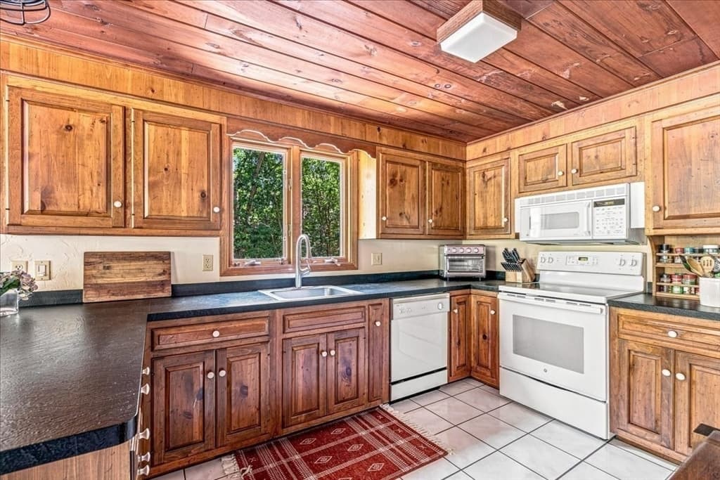 Single Family Residence at 43 E Russell Mills Rd, Plymouth MA 02360, Plymouth, photo 11 of 34