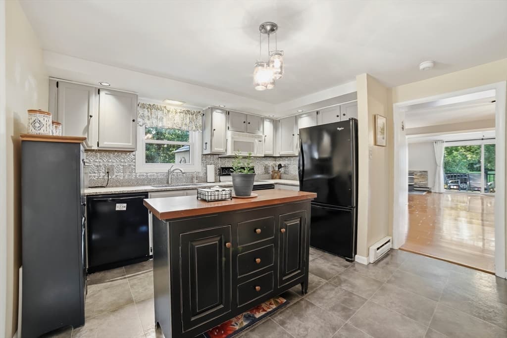 Single Family Residence at 31-A Belcourt Rd, Worcester MA 01605, Worcester, photo 19 of 42