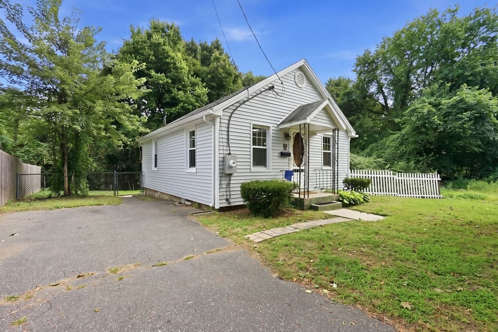 Single Family Residence at 85 Silas St, Springfield MA 01109, Springfield, photo 4 of 21