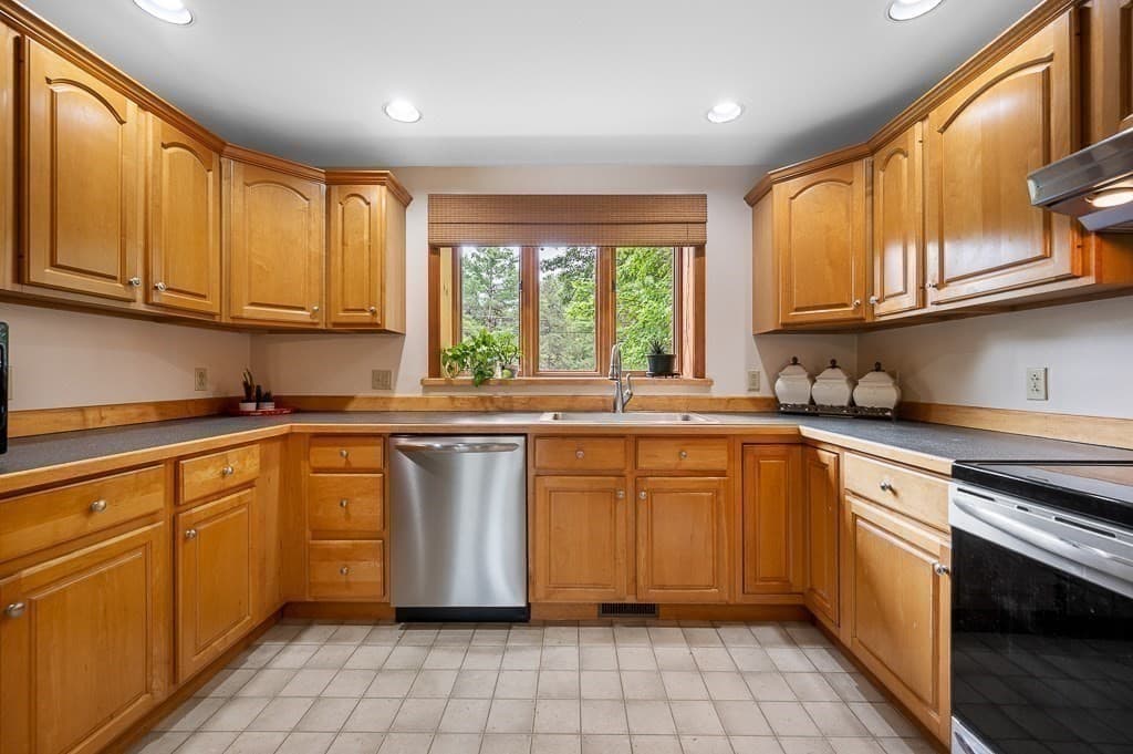 Single Family Residence at 5 Abenaki St, Hubbardston MA 01452, Hubbardston, photo 20 of 42