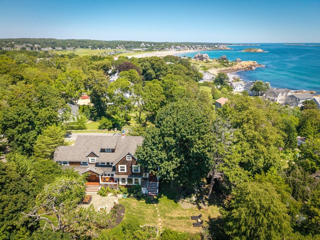 8 Brier Rd, Gloucester MA 01930