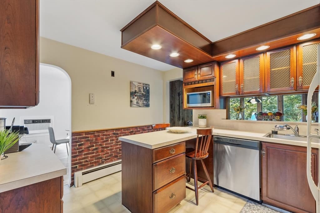 Single Family Residence at 403 Middlesex Turnpike, Billerica MA 01821, Billerica, photo 11 of 33