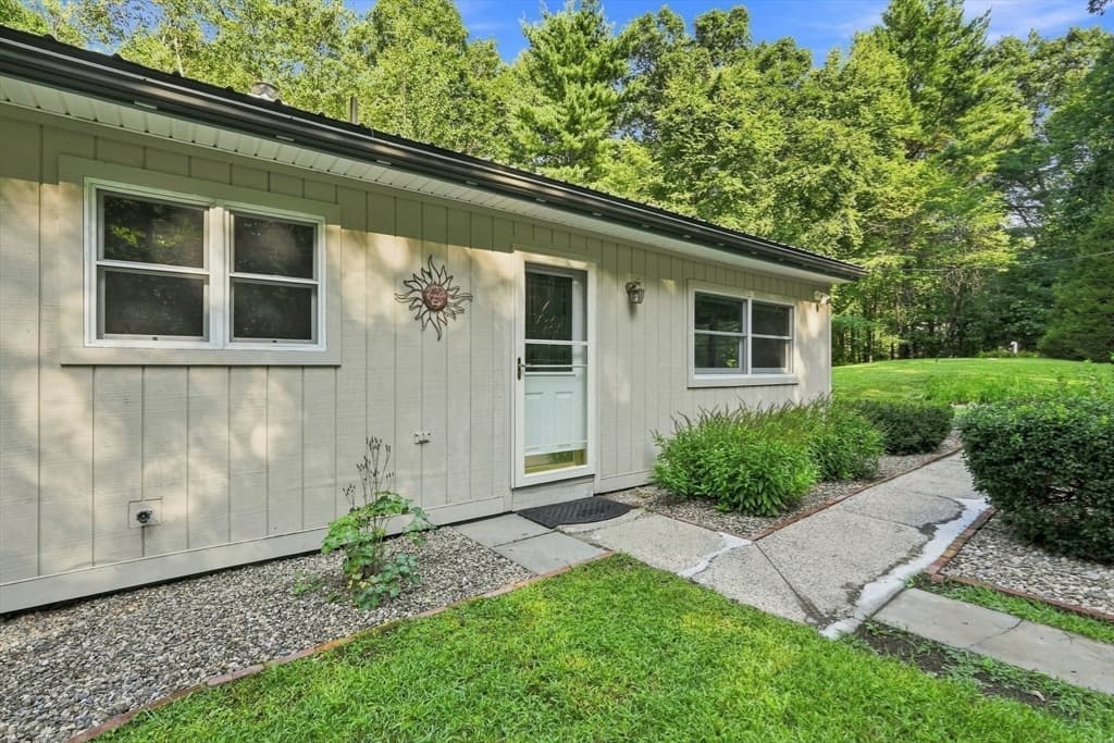 55 North St, Belchertown MA 01007