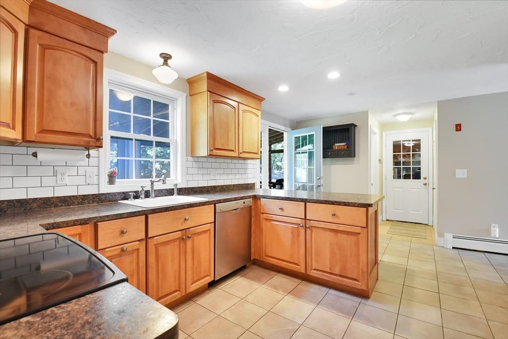 Single Family Residence at 141 Farm Hill Rd, Leominster MA 01453, Leominster, photo 4 of 34