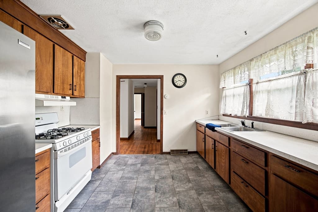 Single Family Residence at 115 Bemis Rd, Holyoke MA 01040, Holyoke, photo 6 of 30