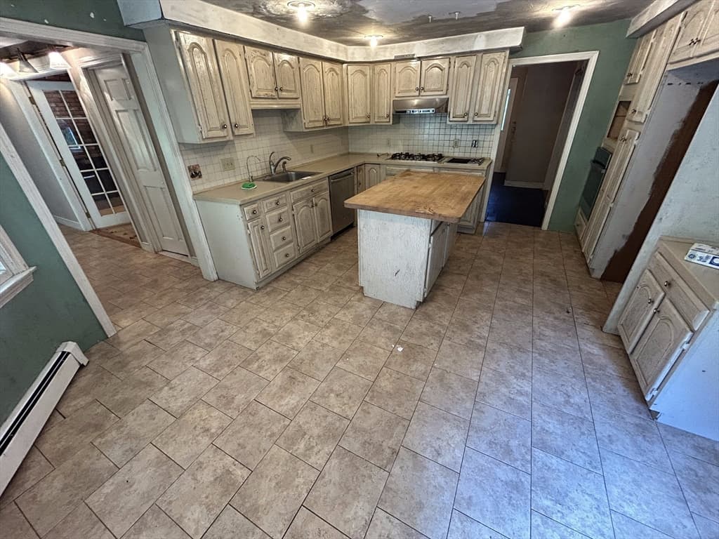 Single Family Residence at 55 Fairway Ln, Foxboro MA 02035, Foxboro, photo 4 of 27