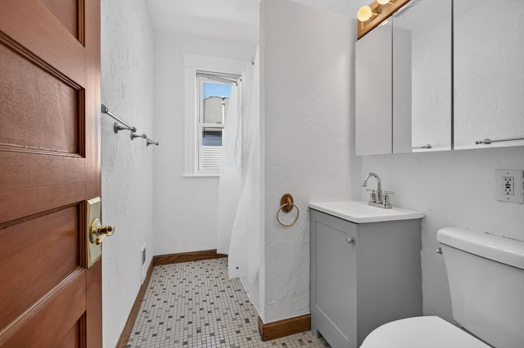 3 Family at 16 Bedford St, Quincy MA 02169, Quincy, photo 14 of 42