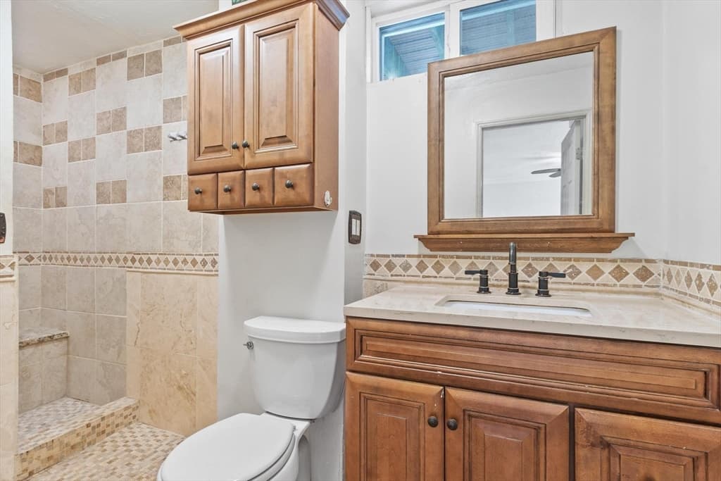 3 Family at 122 Lawrence, Clinton MA 01510, Clinton, photo 5 of 27