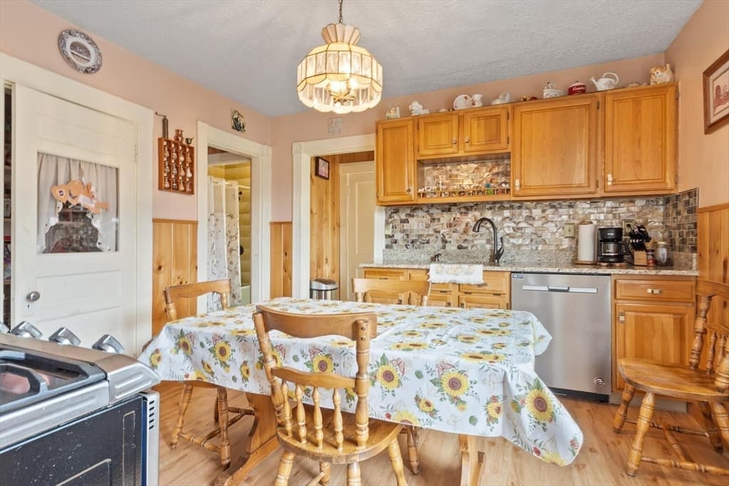 3 Family at 122 Lawrence, Clinton MA 01510, Clinton, photo 10 of 27