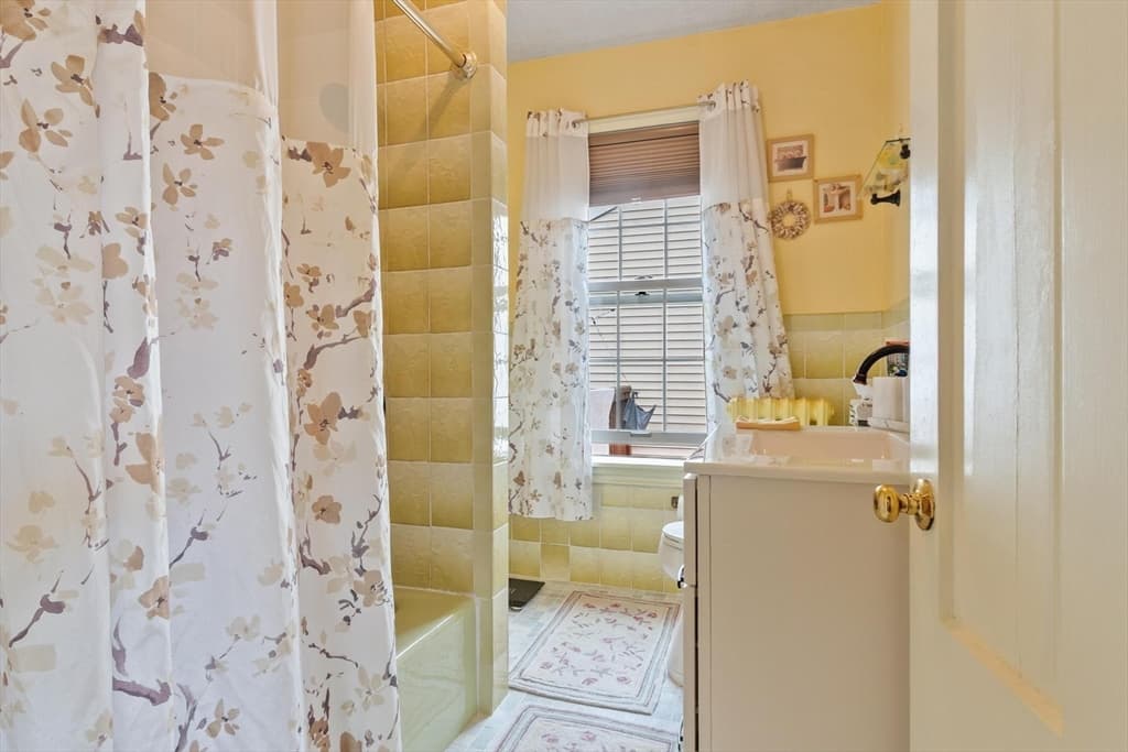 3 Family at 122 Lawrence, Clinton MA 01510, Clinton, photo 14 of 27