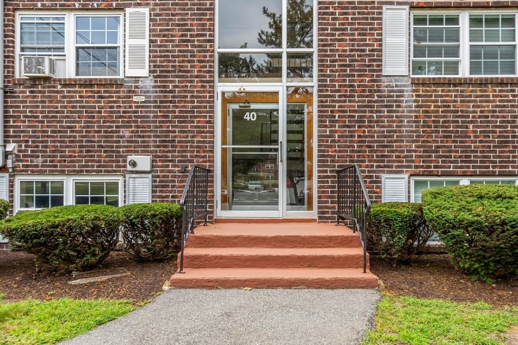 Condominium at 40 Edgelawn Ave # 3, North Andover MA 01845, North Andover, photo 3 of 27