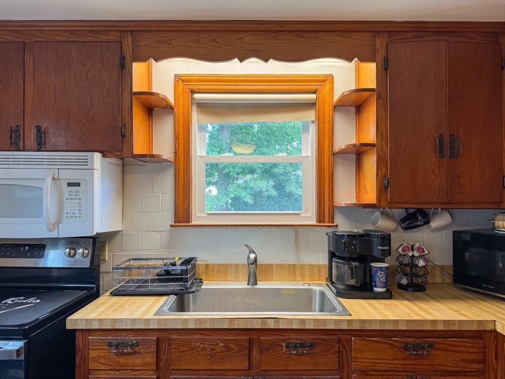 Single Family Residence at 18 Woodland Cir, Methuen MA 01844, Methuen, photo 6 of 28