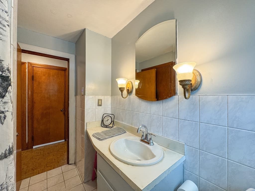 Single Family Residence at 18 Woodland Cir, Methuen MA 01844, Methuen, photo 11 of 28