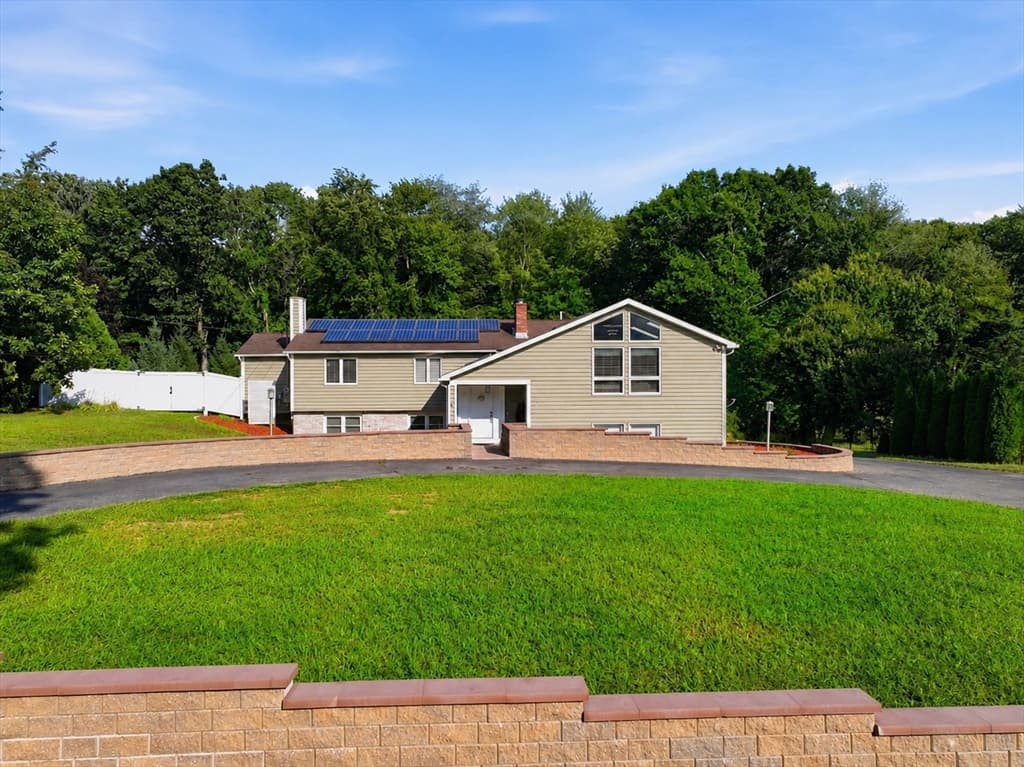 Single Family Residence at 68 Scenic Dr, Leominster MA 01453, Leominster, photo 3 of 42