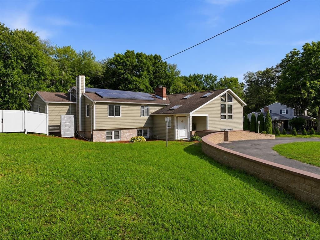 Single Family Residence at 68 Scenic Dr, Leominster MA 01453, Leominster, photo 4 of 42