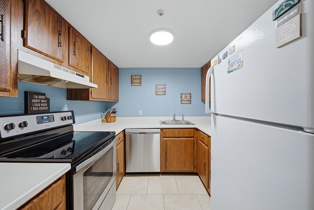 Condominium at 129 Quaker Hwy # 3, Uxbridge MA 01569, Uxbridge, photo 8 of 27