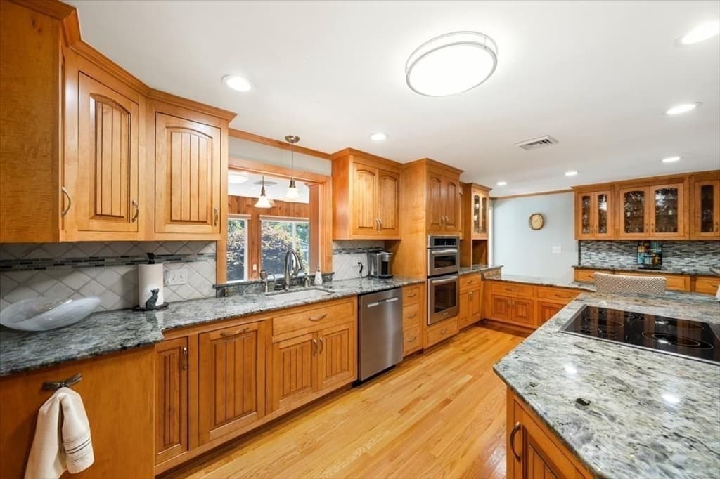 Single Family Residence at 131 Pine Grove Ave, Bellingham MA 02019, Bellingham, photo 4 of 42