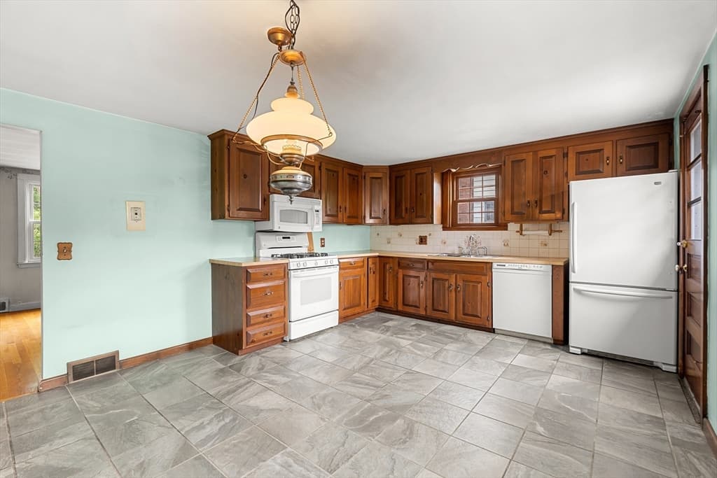Single Family Residence at 18 Iverson Rd, Beverly MA 01915, Beverly, photo 7 of 31