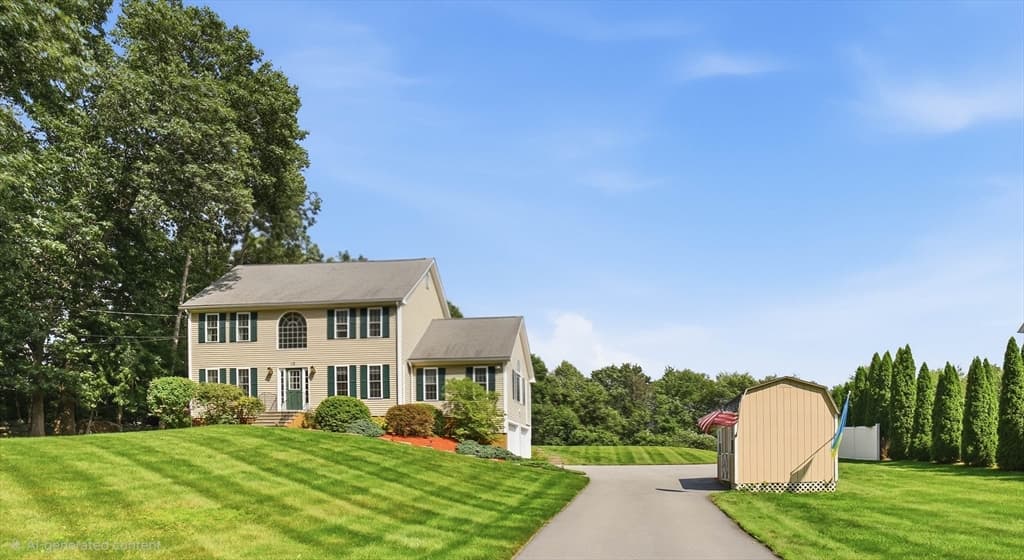 10 Roberts Rd, Dudley MA 01571