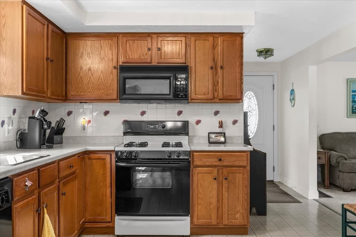 Single Family Residence at 108 Wareham Lake Shore Dr, Wareham MA 02538, Wareham, photo 17 of 42