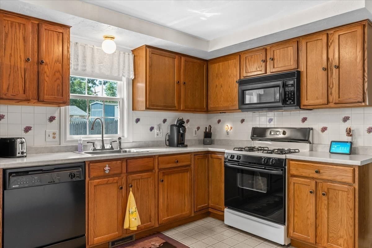 Single Family Residence at 108 Wareham Lake Shore Dr, Wareham MA 02538, Wareham, photo 16 of 42