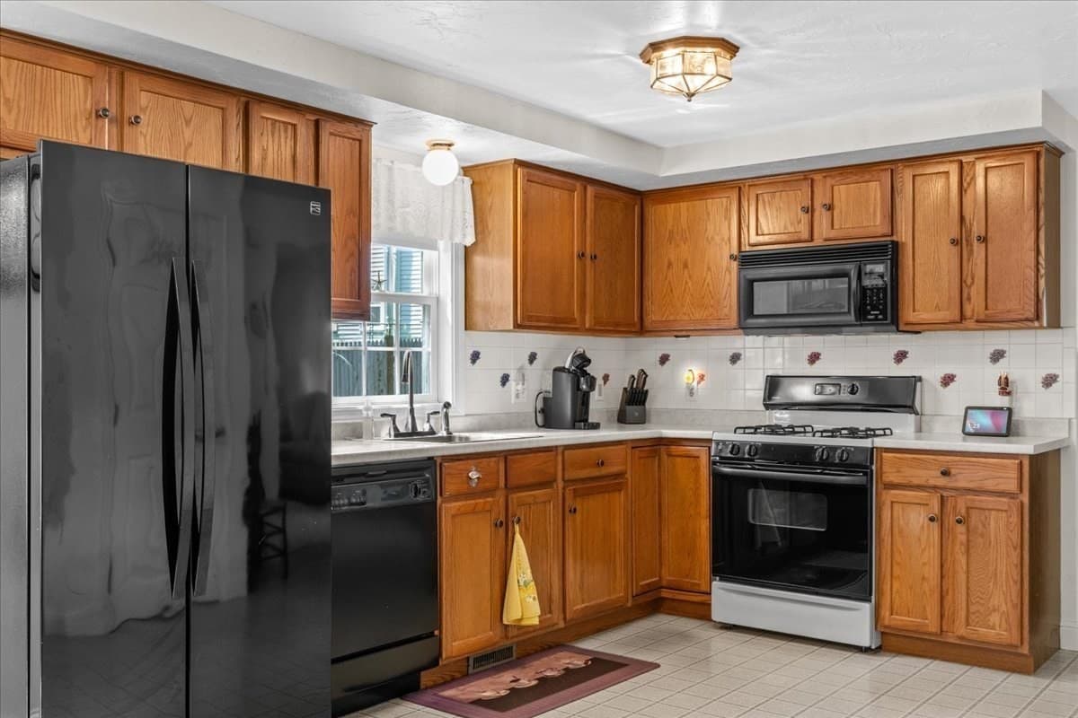 Single Family Residence at 108 Wareham Lake Shore Dr, Wareham MA 02538, Wareham, photo 15 of 42