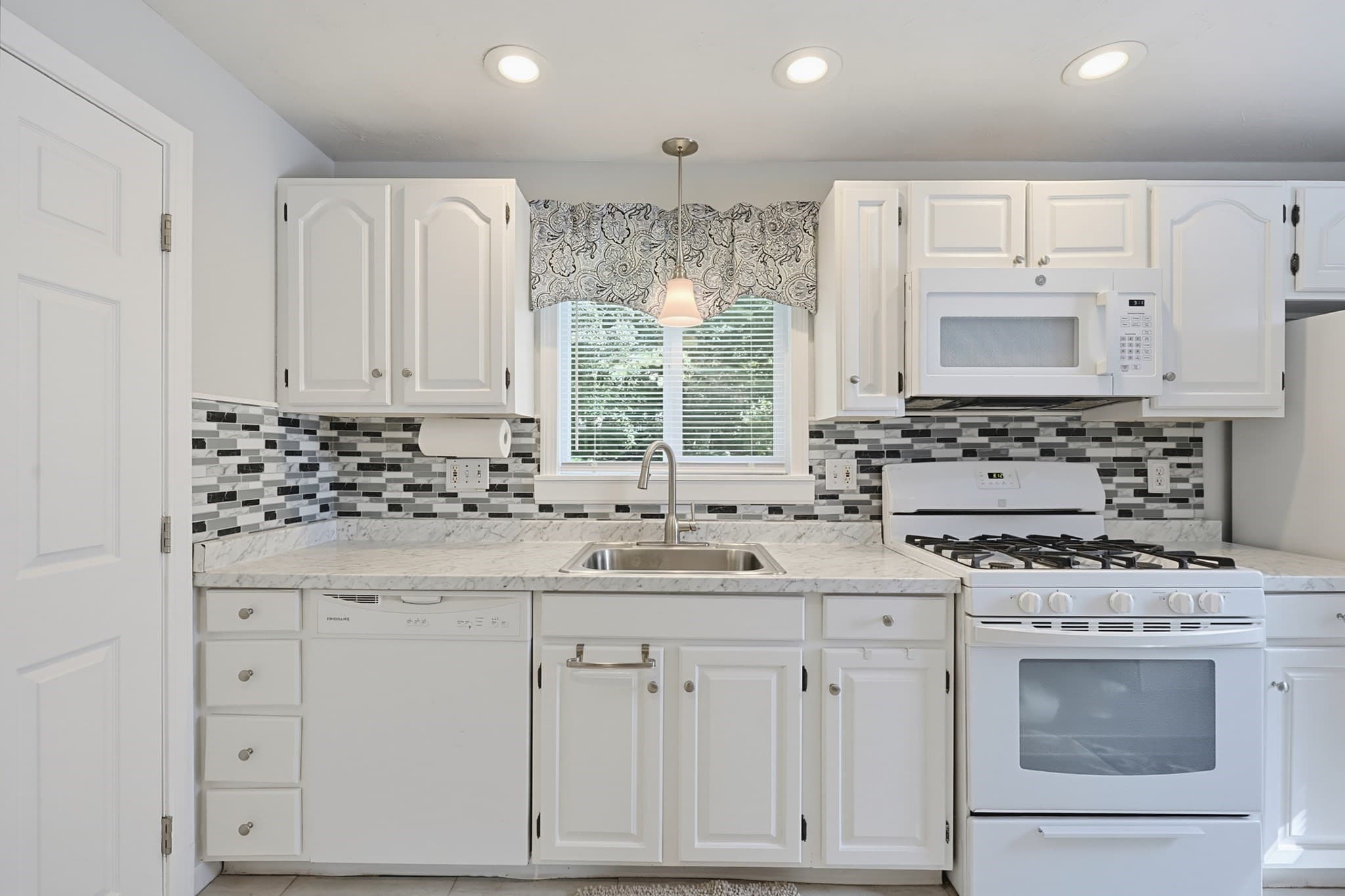 Condominium at 14 Carol Dr # 14, Franklin MA 02038, Franklin, photo 6 of 26