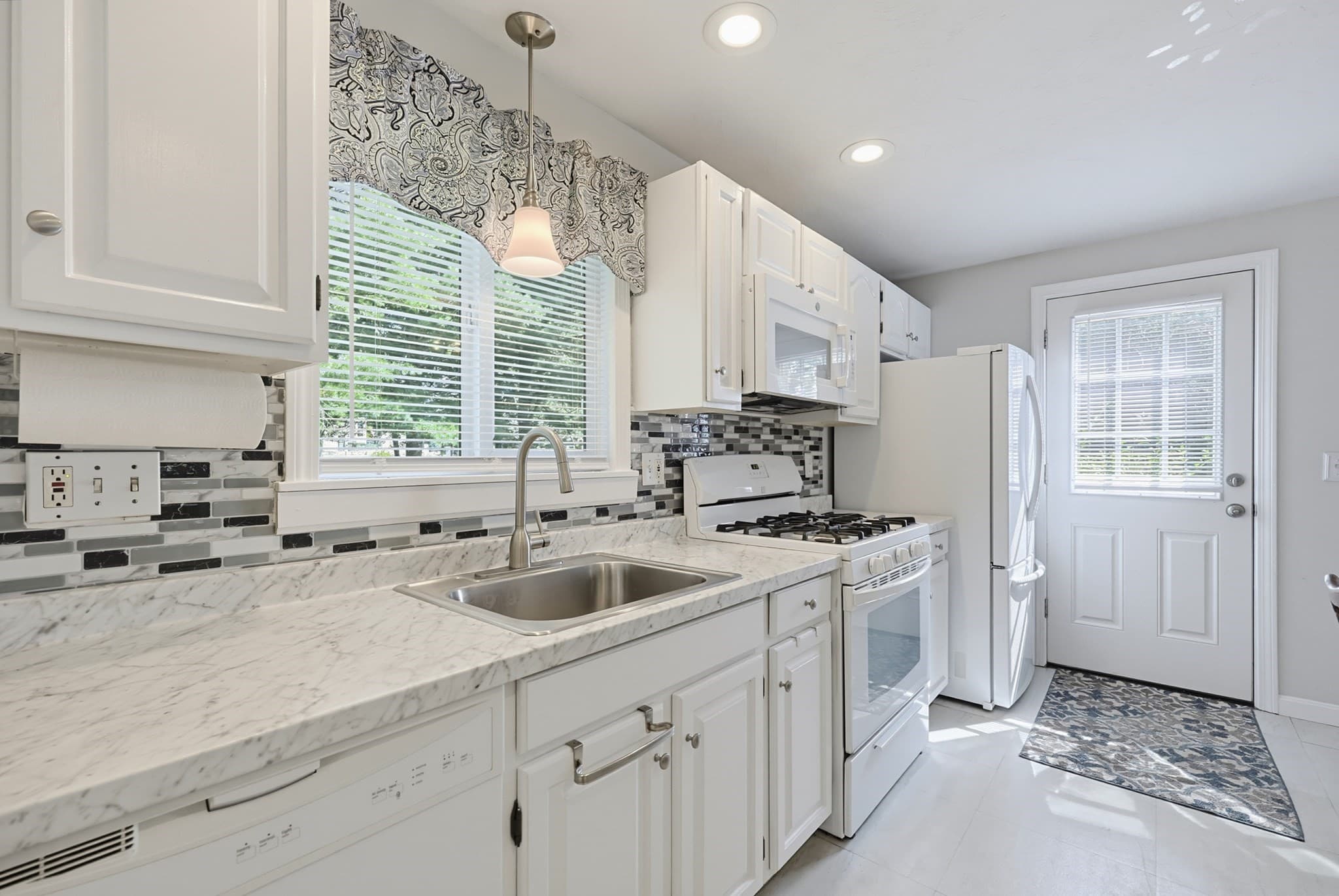 Condominium at 14 Carol Dr # 14, Franklin MA 02038, Franklin, photo 3 of 26