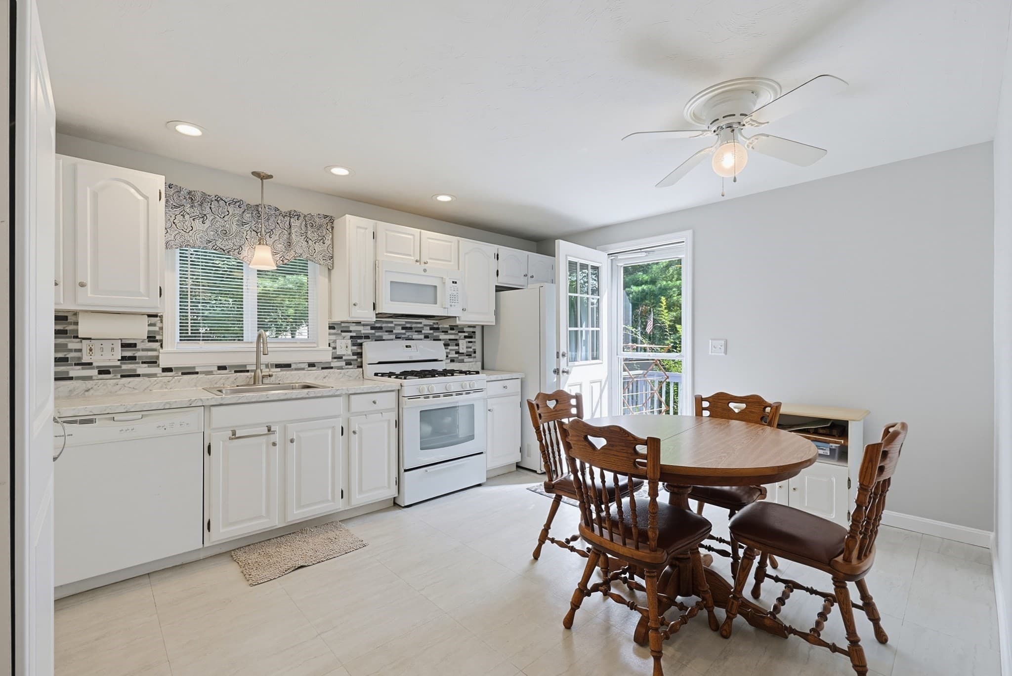 Condominium at 14 Carol Dr # 14, Franklin MA 02038, Franklin, photo 5 of 26