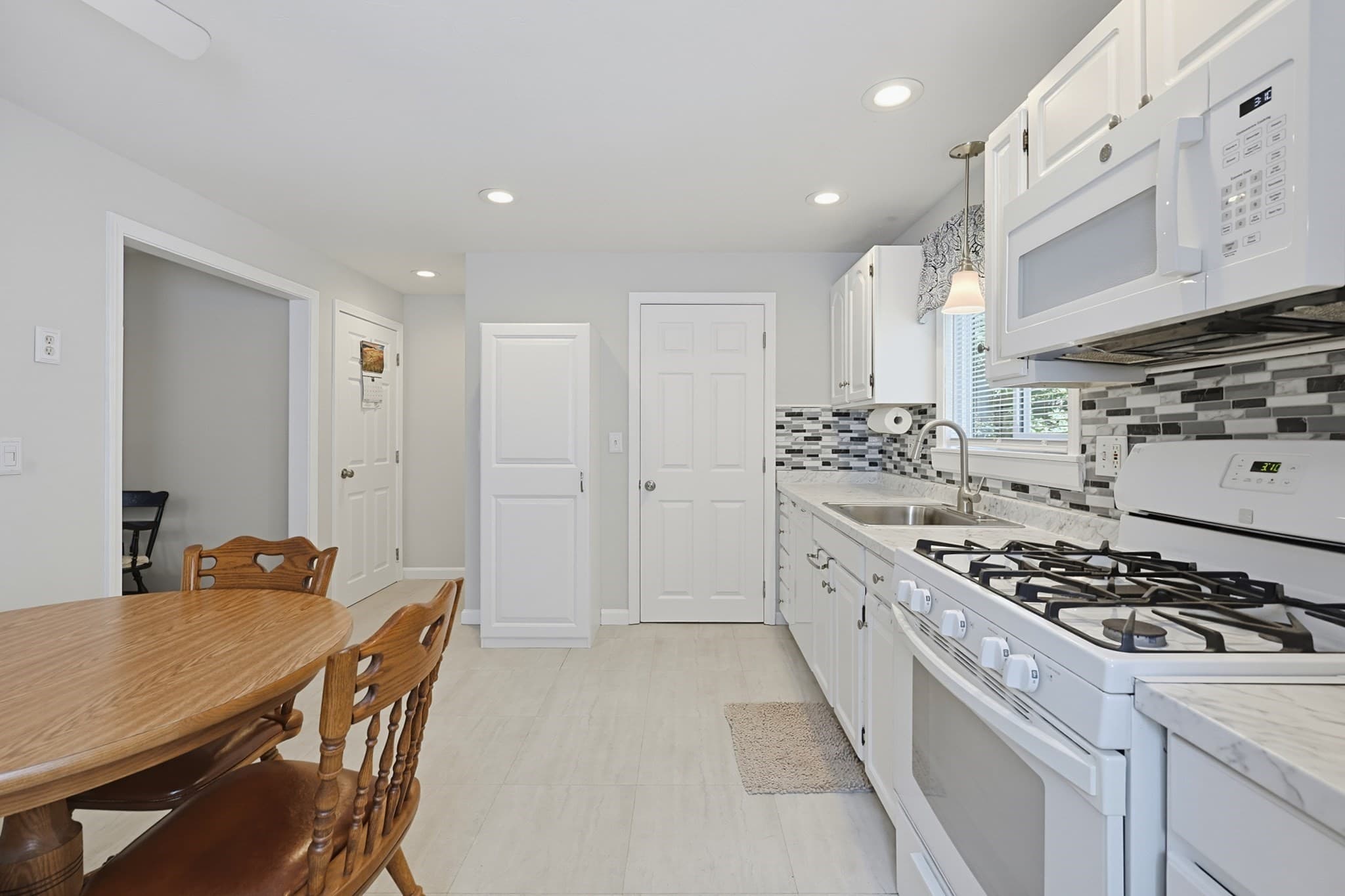 Condominium at 14 Carol Dr # 14, Franklin MA 02038, Franklin, photo 9 of 26