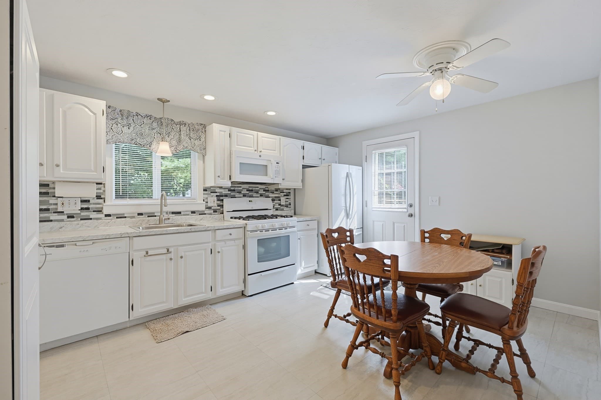 Condominium at 14 Carol Dr # 14, Franklin MA 02038, Franklin, photo 4 of 26