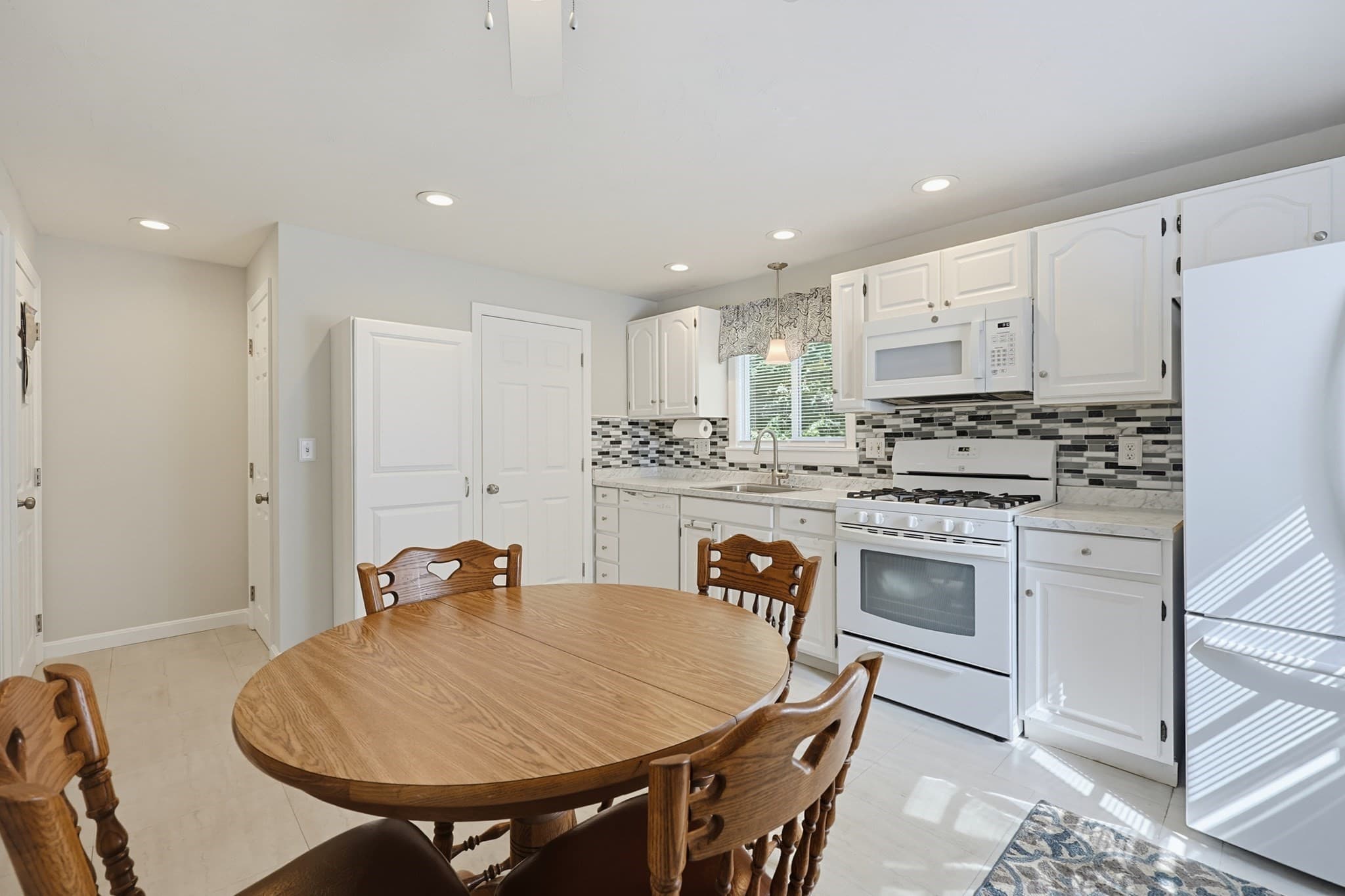 Condominium at 14 Carol Dr # 14, Franklin MA 02038, Franklin, photo 8 of 26