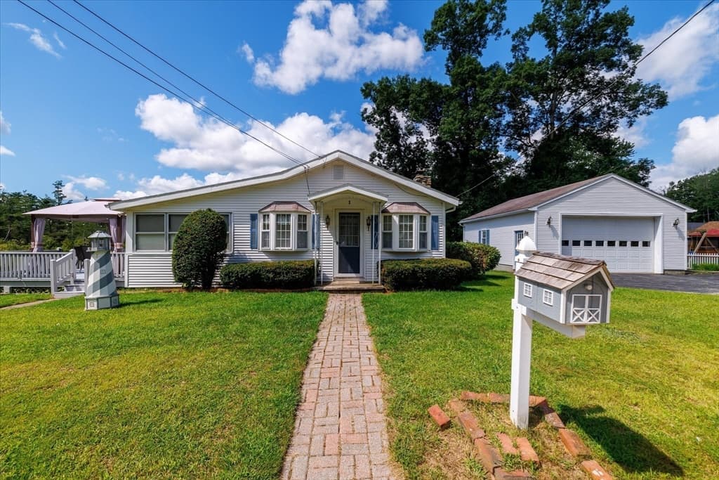 1 Freeman Ave, Webster MA 01570