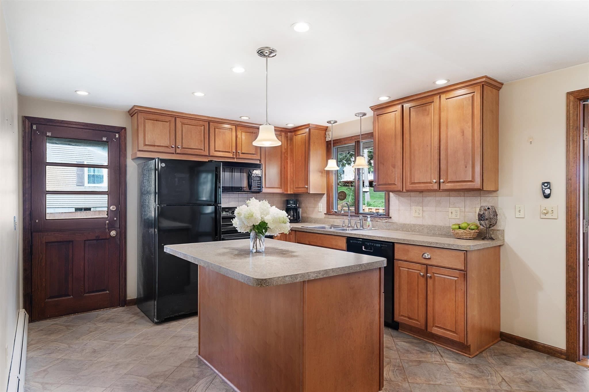 Single Family Residence at 8 Beechwood Dr, Rutland MA 01543, Rutland, photo 2 of 40