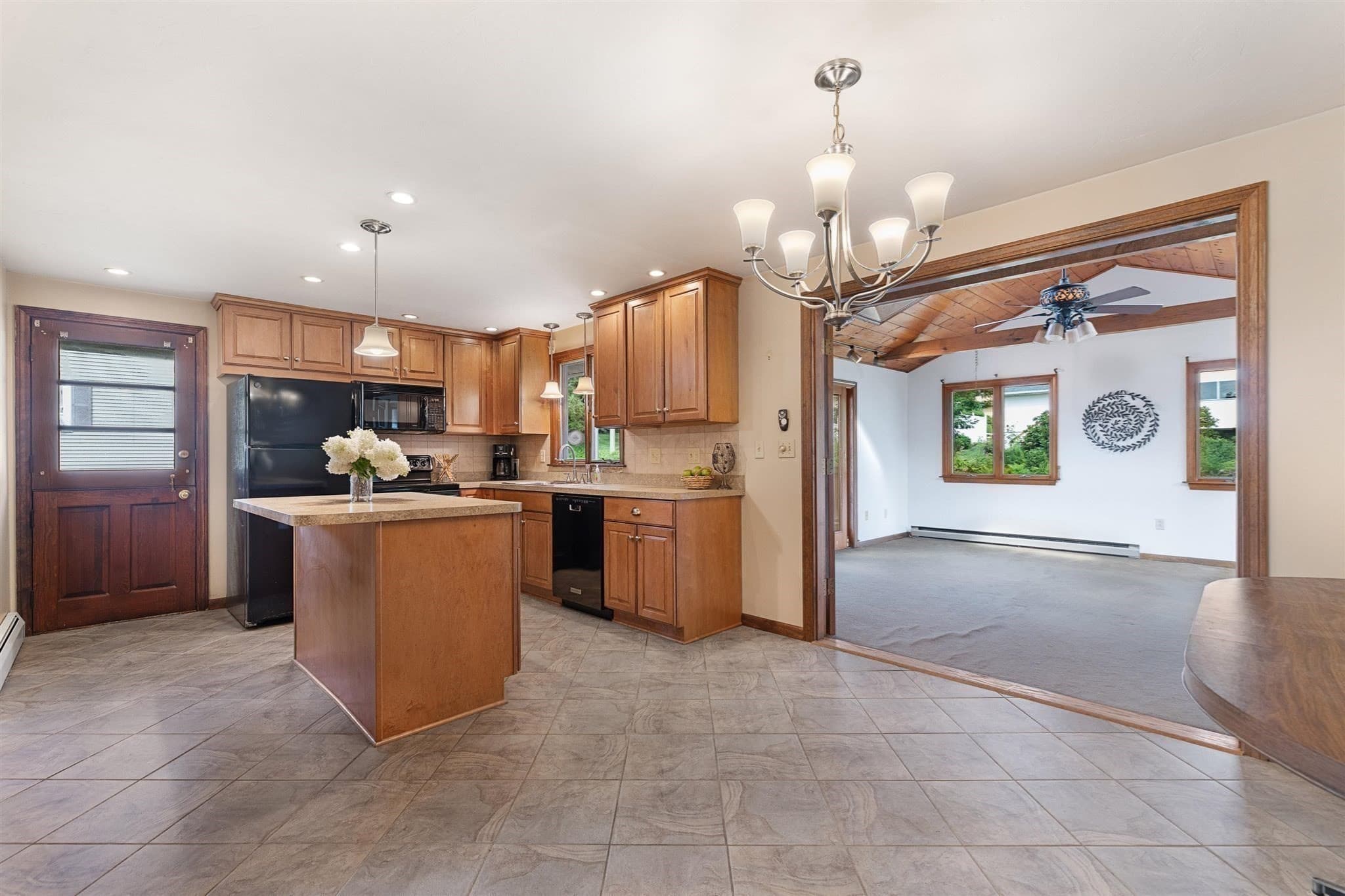 Single Family Residence at 8 Beechwood Dr, Rutland MA 01543, Rutland, photo 6 of 40