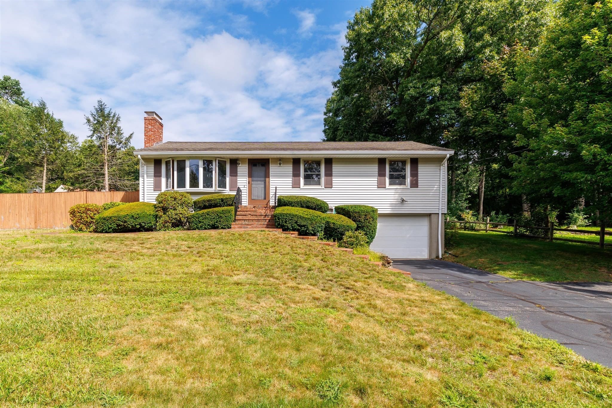 8 Beechwood Dr, Rutland MA 01543