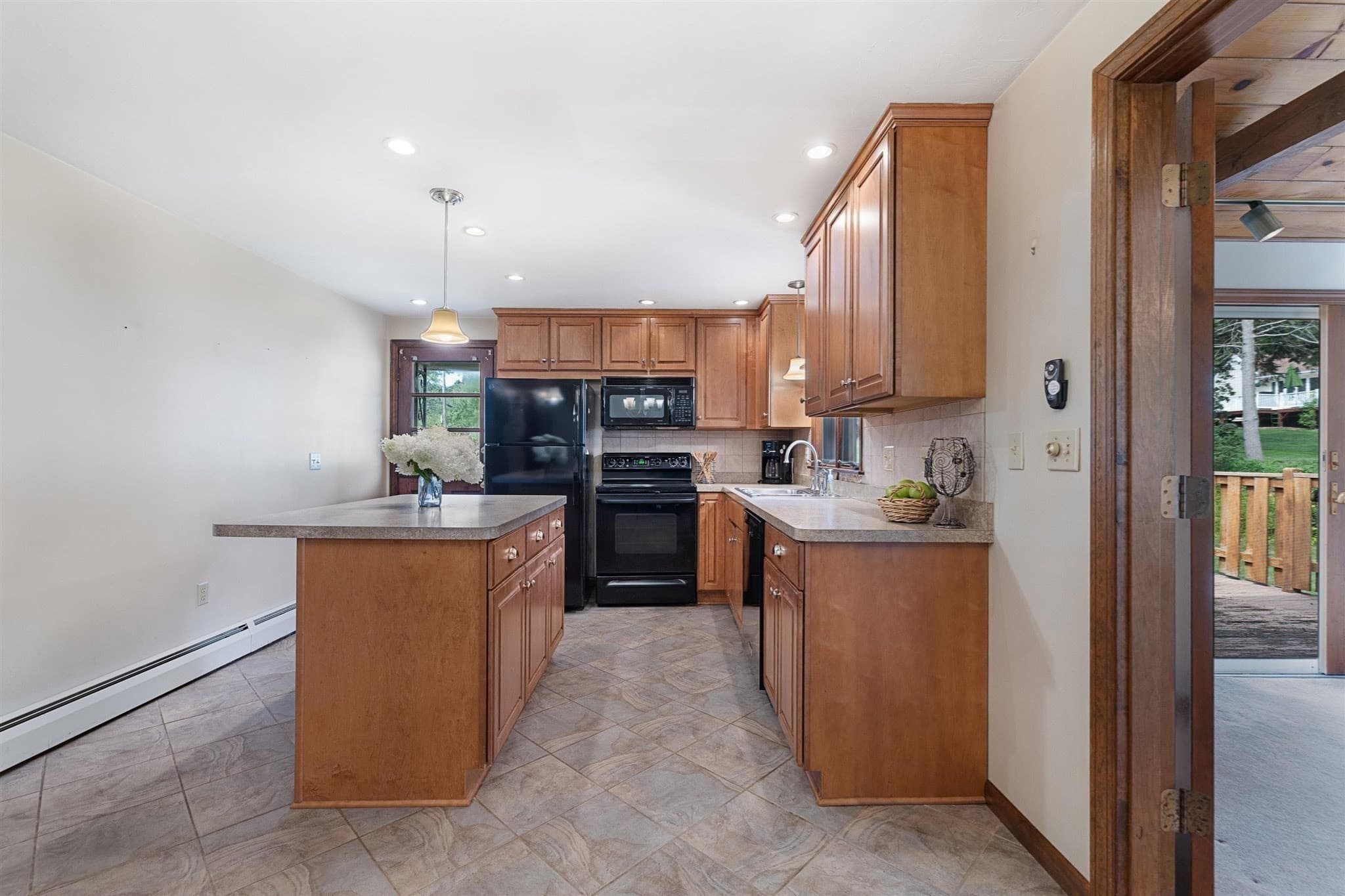 Single Family Residence at 8 Beechwood Dr, Rutland MA 01543, Rutland, photo 5 of 40