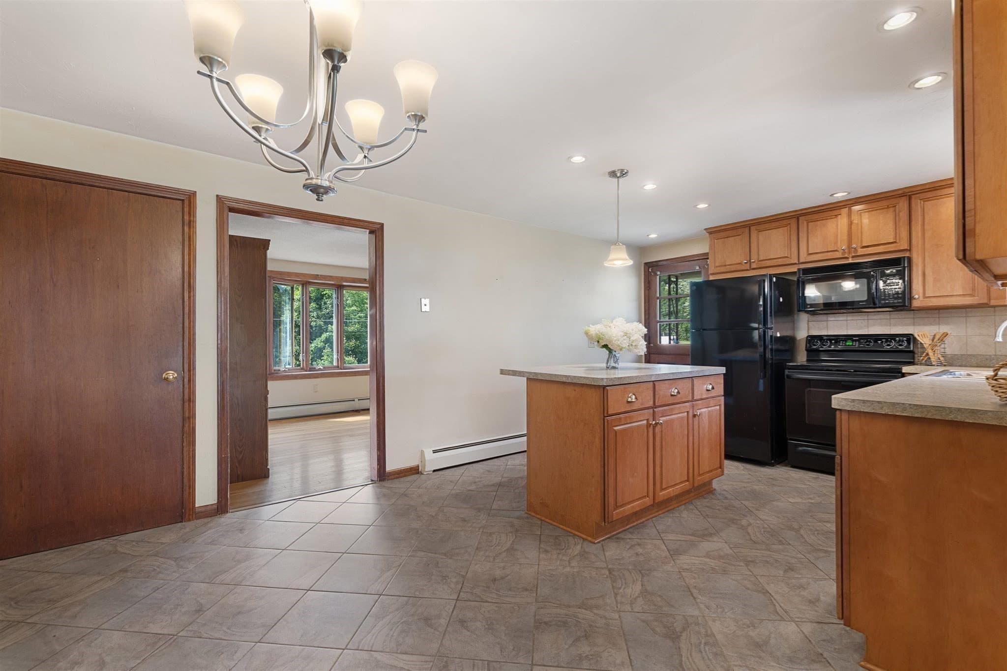 Single Family Residence at 8 Beechwood Dr, Rutland MA 01543, Rutland, photo 4 of 40