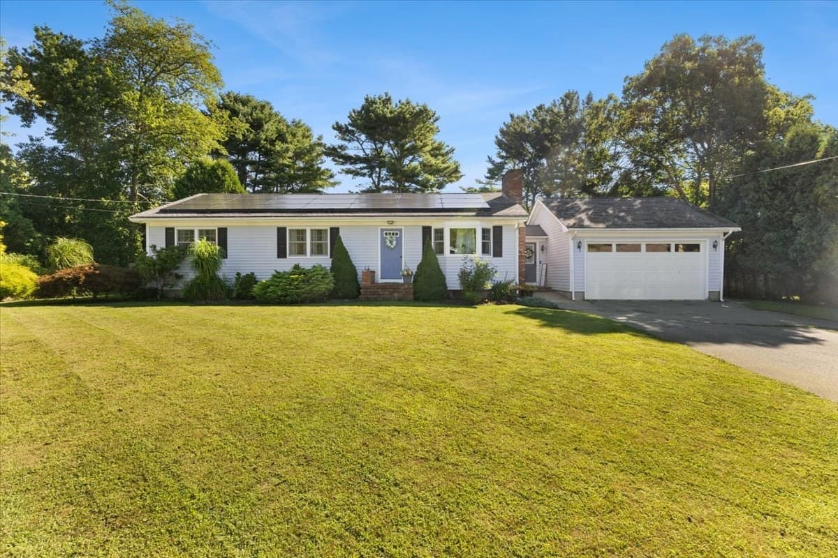 16 Green Meadow Dr, Acushnet MA 02743